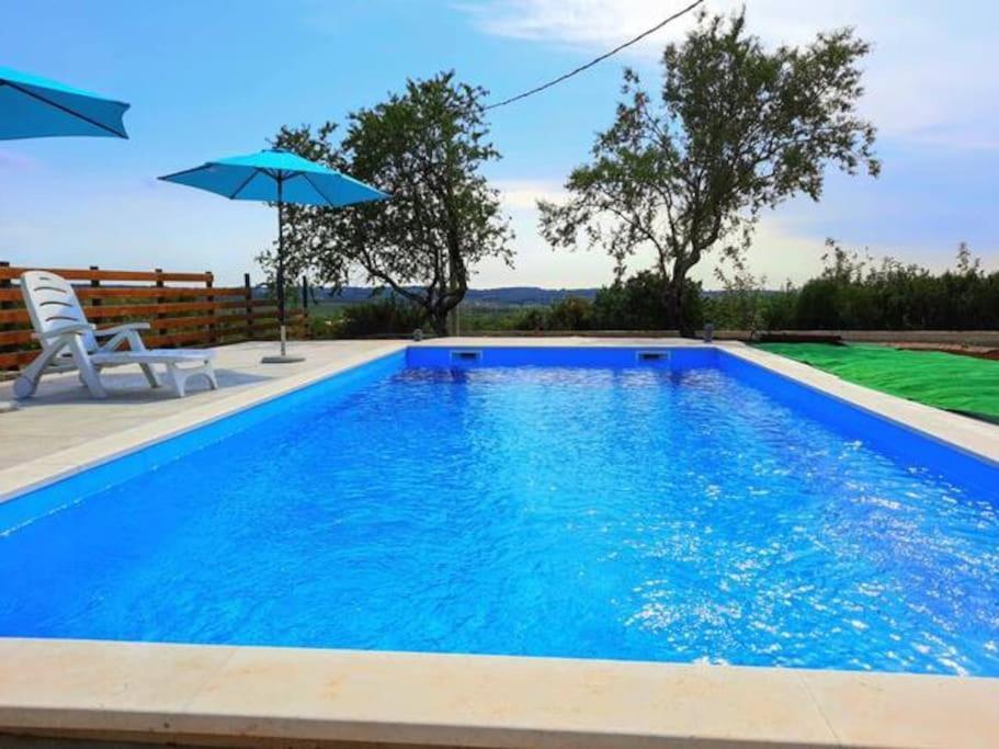 Holiday Home For 8 People, Pool + Sea View Vilanija Екстериор снимка