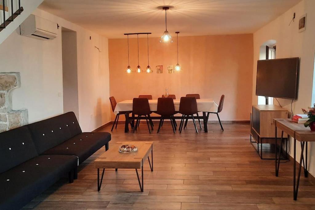 Holiday Home For 8 People, Pool + Sea View Vilanija Екстериор снимка