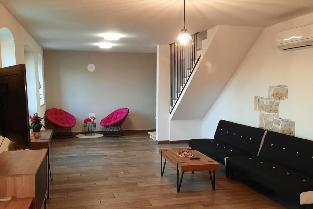 Holiday Home For 8 People, Pool + Sea View Vilanija Екстериор снимка